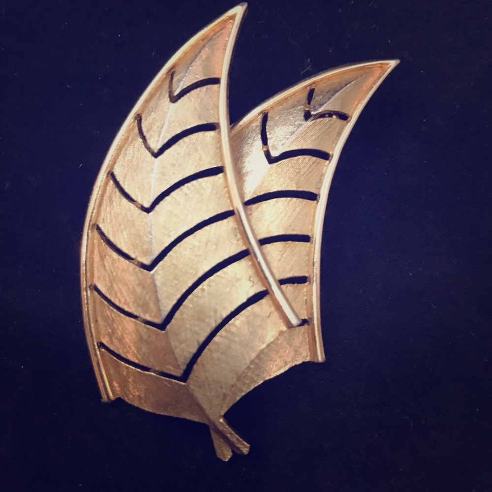 Vintage gold tone leaf brooch